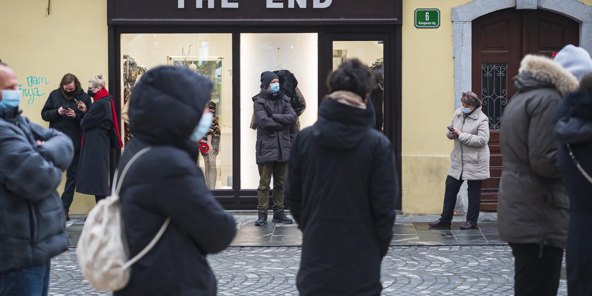 Mobil tesztállomások előtt várakoznak  Ljubljanában 2020 decemberében.