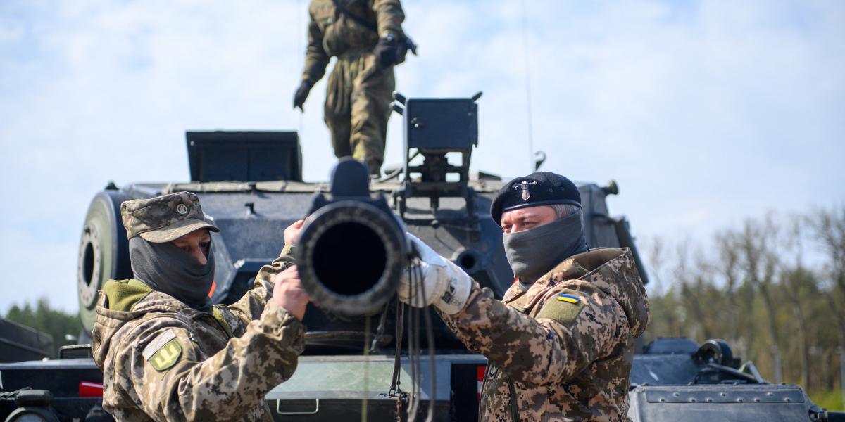 Leopard 1 A5 tankon gyakorlatozó ukrán katonák a szász-anhalti Klietzben