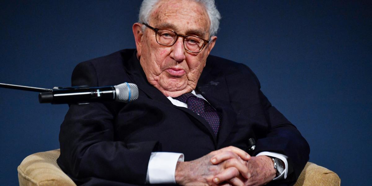 A ma 100. születésnapját ünneplő Henry Kissinger 15 évesen érkezett Amerikába a hitleri Németországból. Manhattan német zsidó negyedének borotvaecset-­gyárából
a Harvardon át vezetett az útja a diplomácia csúcsáig