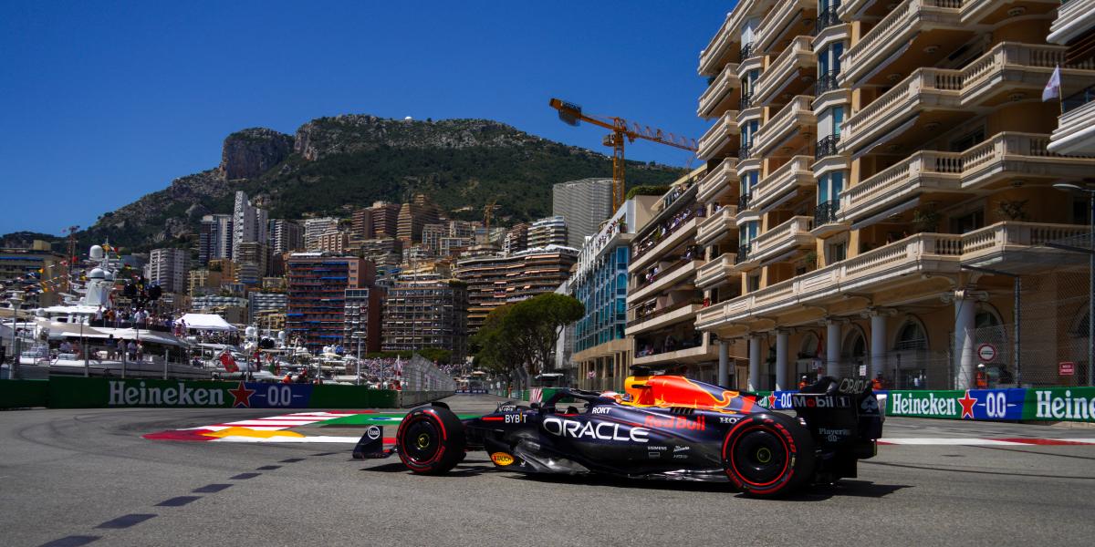 Max Verstappen versenyautójával Monte Carlo utcáin