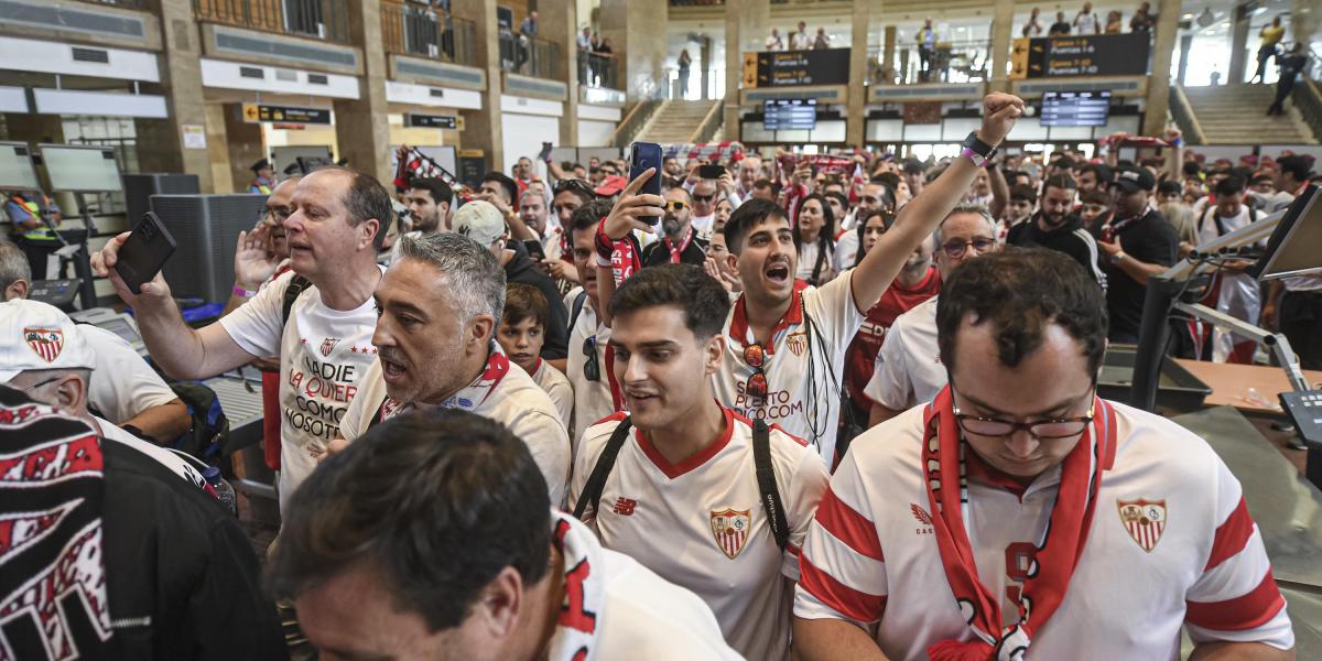 Sevilla-szurkolók Ferihegyen