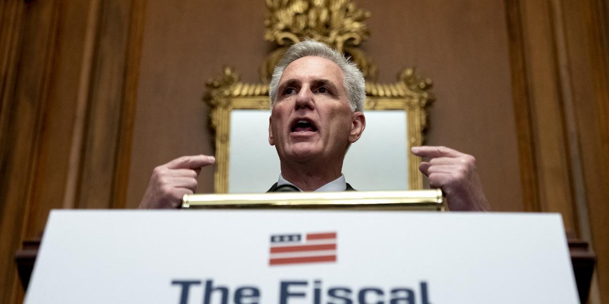 Kevin McCarthy republikánus házelnök a szavazás után azt mondta, hogy 2100 milliárd dollárral sikerült mérsékelni
a hiányt