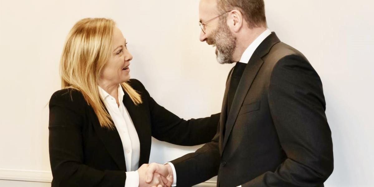 A néppárti Manfred Weber a jobboldali populista pártcsaládot vezető Giorgia Meloninak udvarol