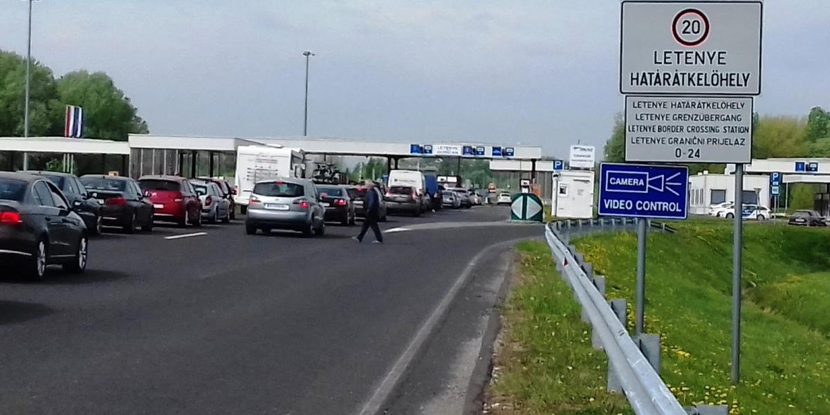 Tudósítónk szombat délelőtt is háromnegyed órát várt a letenyei határátkelőnél