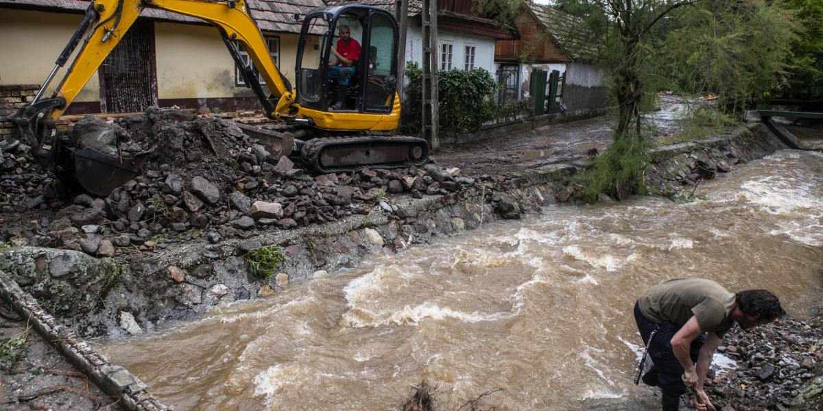 A medréből kilépett patak vize még másnap is háborgott