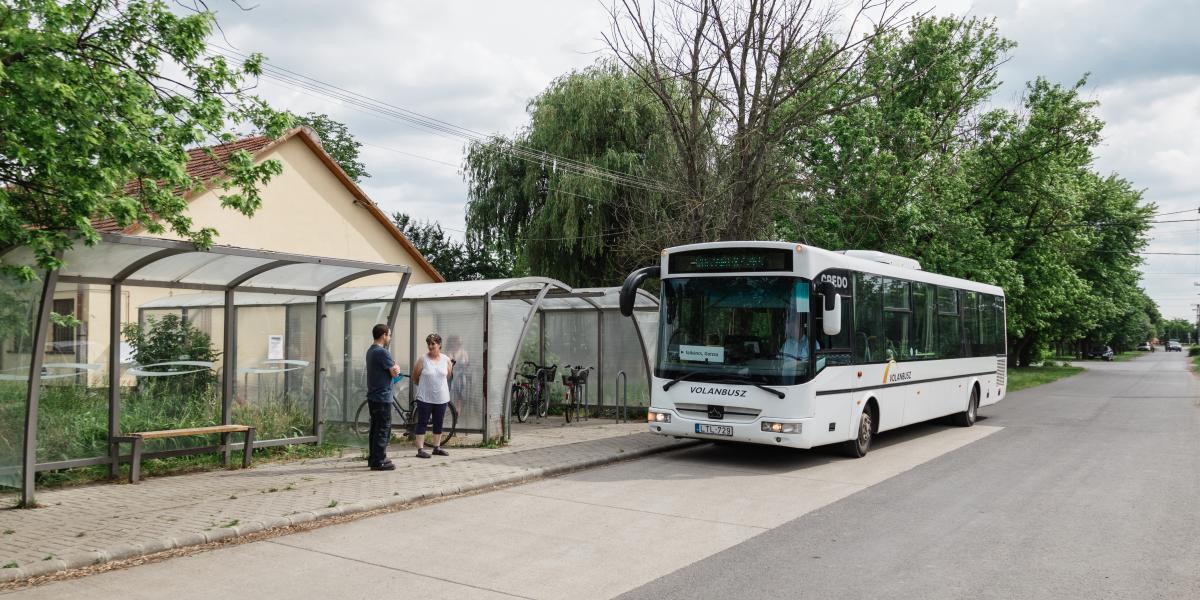 Ebben a tanévben száz diák szállítására rendelték meg a különbuszt. Jövőre marad a menetrend szerinti járat – a legkisebbeknek is