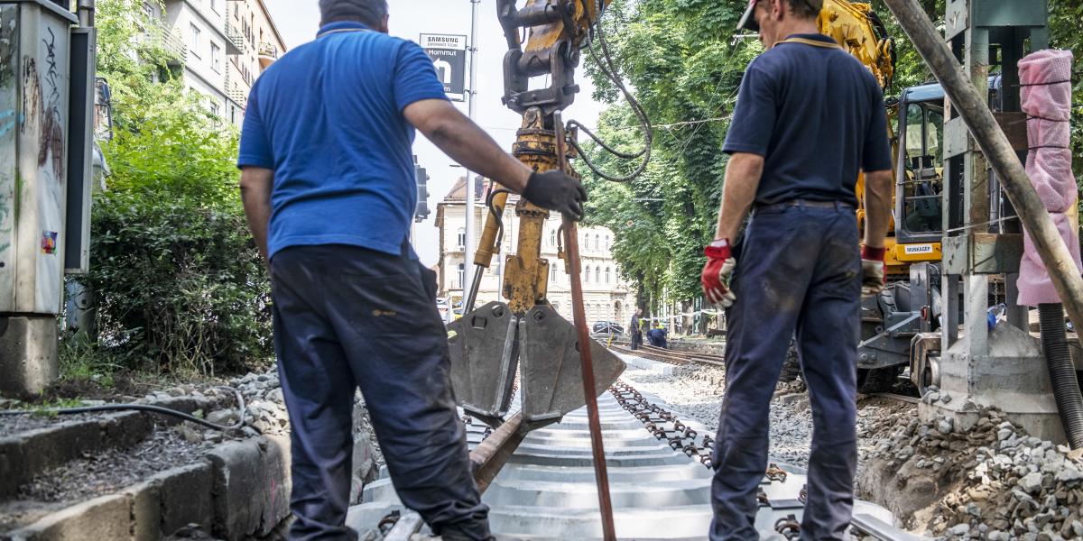 Az idei év legnagyobb beruházása a Széll Kálmán tér és Hűvösvölgy végállomás közötti, június közepén elkezdett villamosvonal-­átépítés, így ősztől ott is alacsony padlós CAF villamosok közlekednek majd