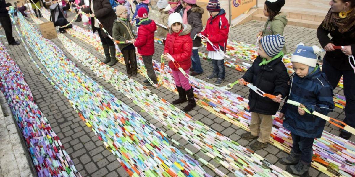 A gyermekek jogainak világnapja alkalmából diákok és tanáraik 9,95 km hosszú láncot fűztek Budapesten, megdöntve ezzel Magyarors