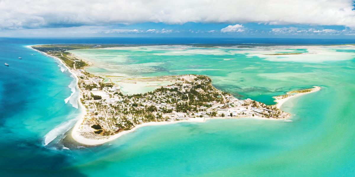 Kiribati azért van különösen rossz helyzetben, mert a vízből alacsonyan kiemelkedő csendes-óceá­ni atollokon, korallzátonyokból felépülő, gyűrű alakot formázó szigeteken fekszik