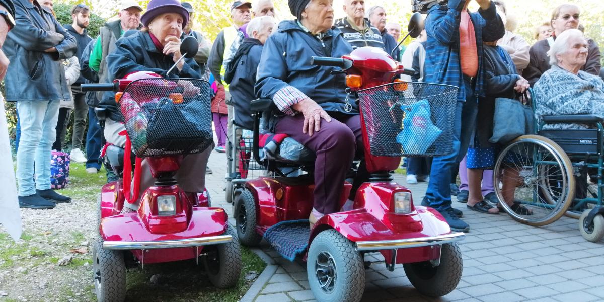 Tüntetést is tartottak helyiek korábban, hogy megvédjék az idősotthont