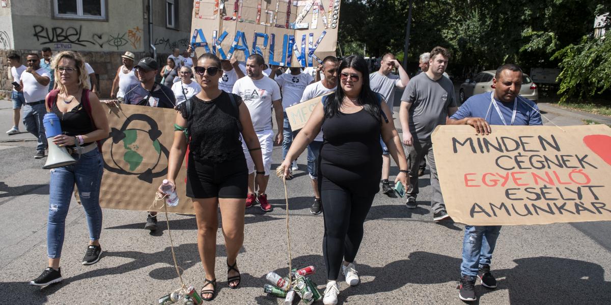 Sok „hulladékos” vállalkozás vitatja, hogy a lakossági fémhulladék gyűjtése és átvétele a koncesszió része lenne. Tiltakozásul pénteken tüntetést szerveztek a Mol székháza elé