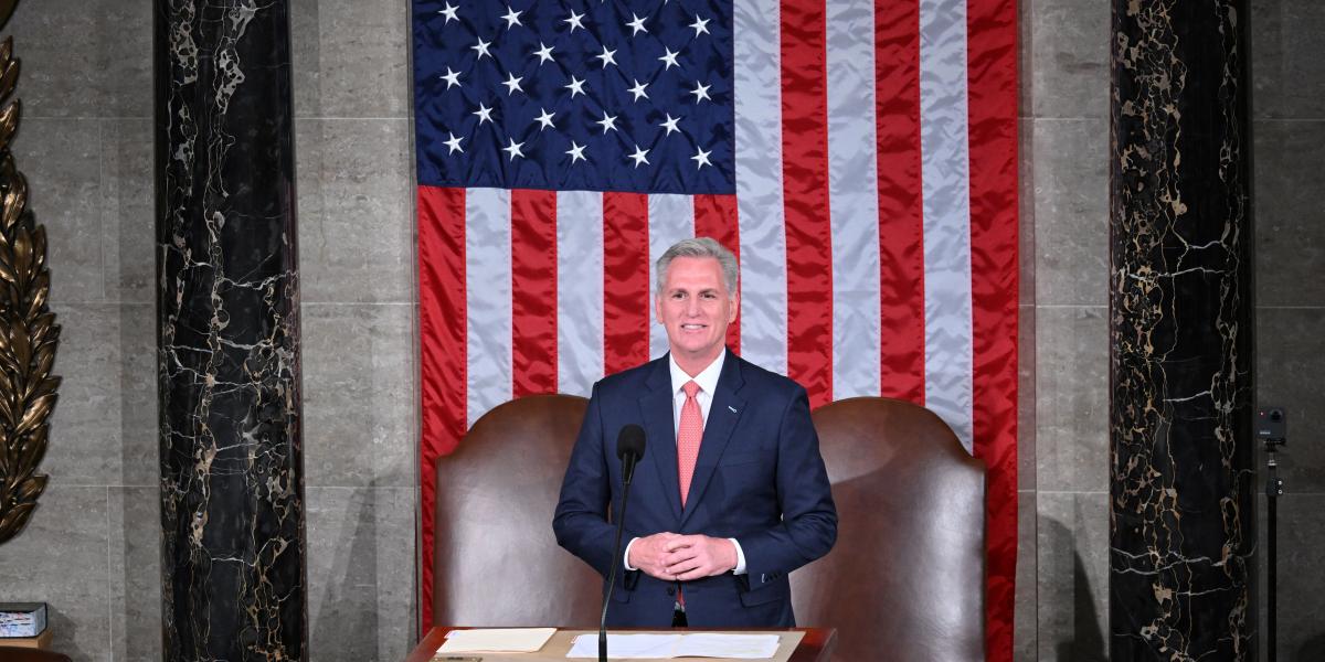 Kevin McCarthy a képviselőház republikánus házelnöke a nemzetvédelmi felhatalmazási törvény (NDAA) pénteki elfogadása után sajtótájékoztatón ismertette pártja és önmaga álláspontját a Capitolium épületében