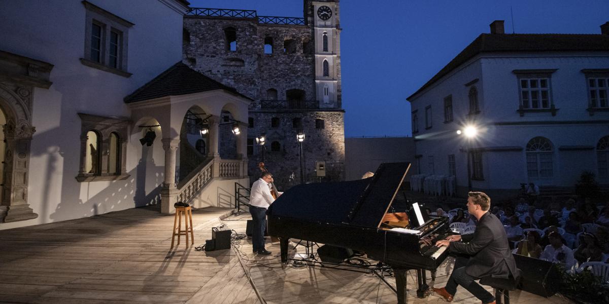 Aki ismeri a fesztivált, tudja, mire számíthat. Kedvelt helyszín például a sárospataki Rákóczi-vár udvara. A képen a Jazzical Trio játszik