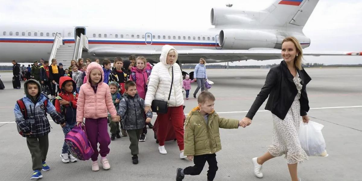 Marija Lvova-Belova orosz emberjogi biztos maga is fogadott örökbe elrabolt ukrán gyereket. A hágai bíróság háborús bűnösként körözést adott ki ellene