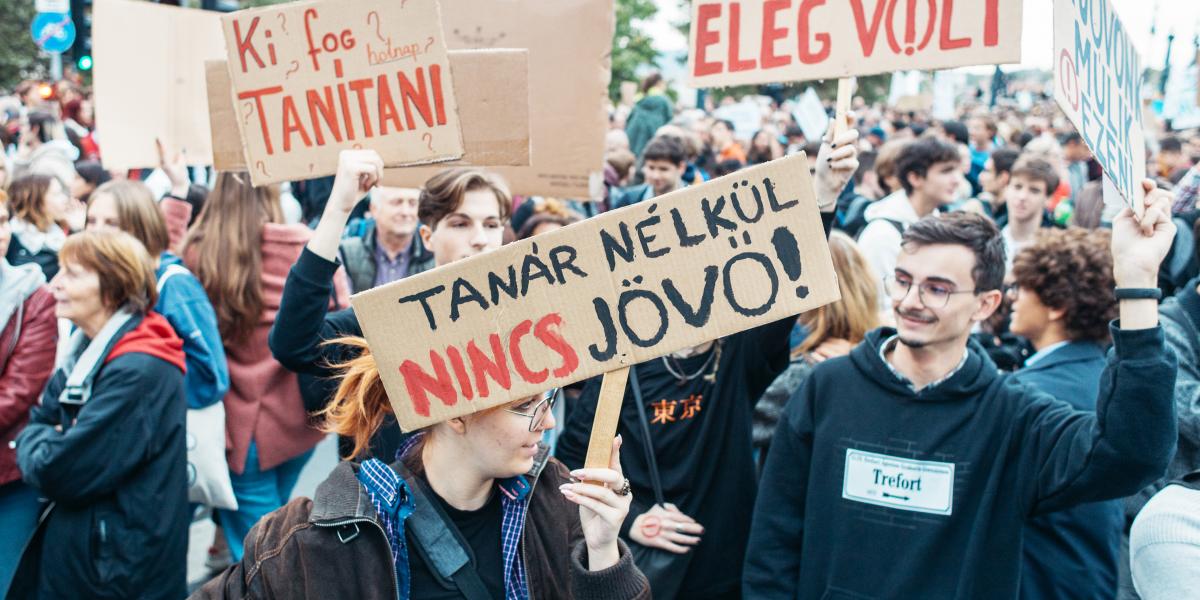 Már csak egy tiltakozási lehetőség maradt, a  tanévkezdésig még több tanár hagyhatja el a pályát