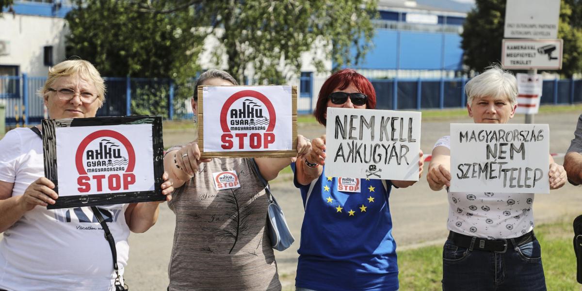 Tüntetők július elején a bátonyterenyei üzemnél. Sem a tiltakozások, sem a bírságok nem segítettek