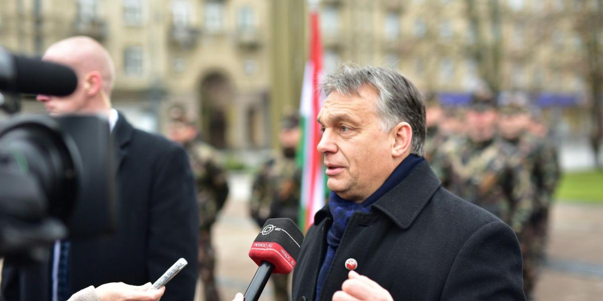 Orbán Viktor miniszterelnök a magyar közmédiának nyilatkozik Vilniusban 2014. november 23-án, miután magyar katonákkal találkozo