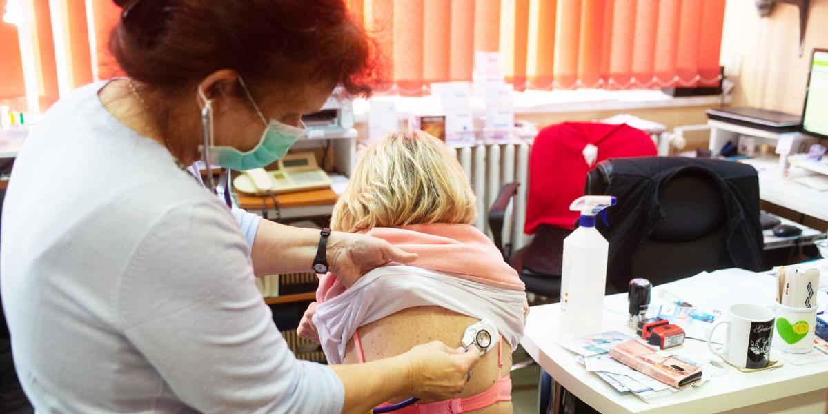 Nem csak vizsgálniuk, időpontokat is foglalniuk kell a háziorvosoknak