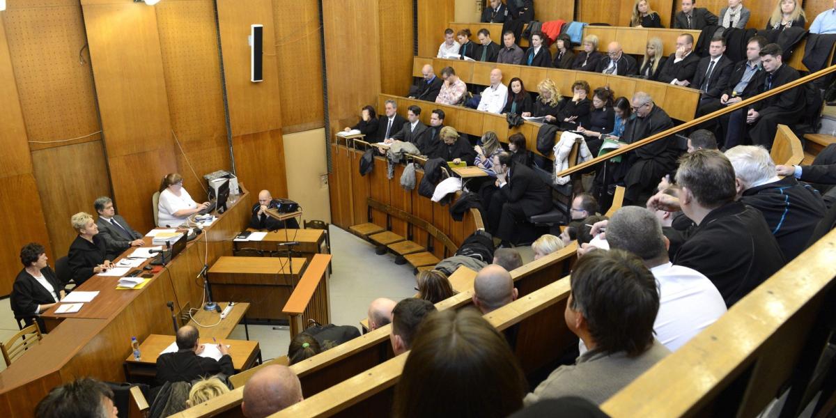 Sz. I.-né és negyven társa ellen a nyelvvizsgabotrány ügyében indult büntetőper első tárgyalási napja. FOTÓ: Kovács Tamás/MTI