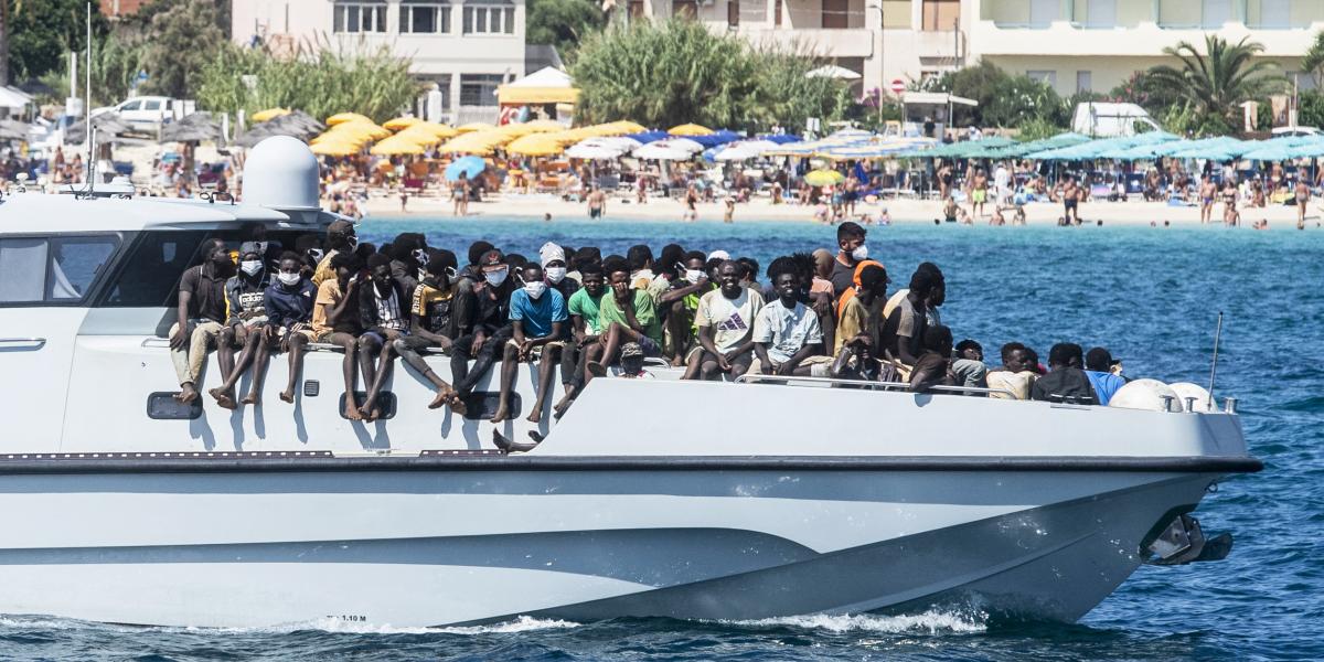 Lampedusa szigetén szerdán egyetlen nap alatt ötezer menekült ért partot