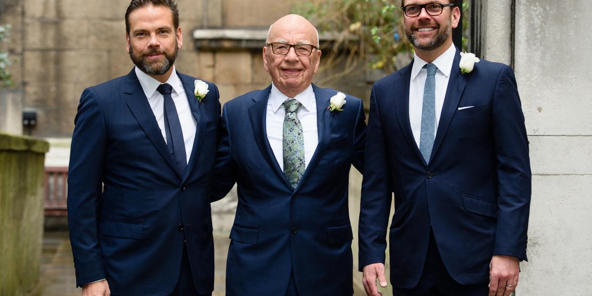 Rupert Murdoch két fiával 2016-ban. Balra tőle utódja a médiavállalatai élén, a most 52 éves Lachlan, jobbra pedig a másik fiú, James  