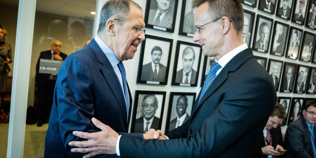 Barátként köszöntötte egymást Szijjártó Péter és Szergej Lavrov