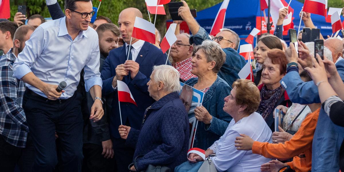 Mateusz Morawiecki miniszterelnök kampányol a Jog és Igazságosság (PiS) színei­ben, lelkes, zászlókat lengető emberek között