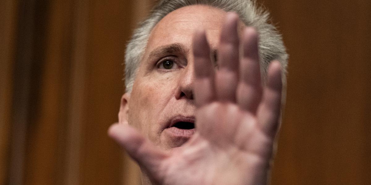 Kevin McCarthy republikánus házelnök mindent bevet a kongresszusi egyezség tető alá hozása érdekében, bár pozíciója továbbra is egy hajszálon függ