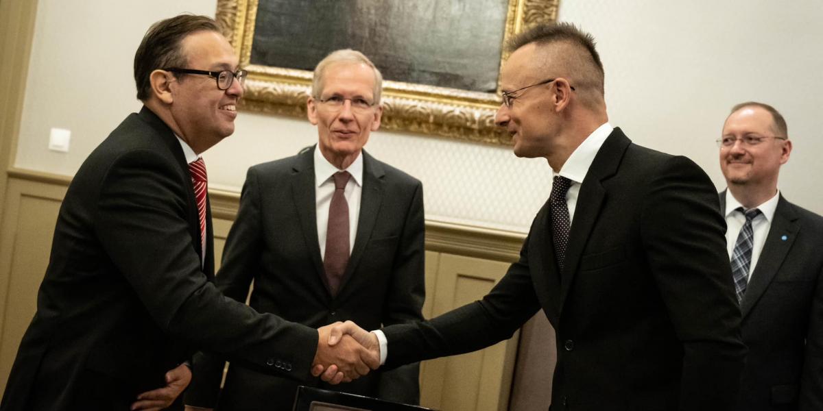 Szijjártó Péter nyélbe üti az új autóipari üzletet 