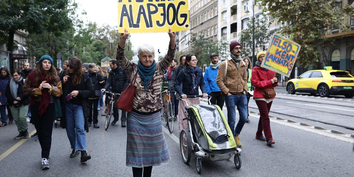 Az idén az Utcáról Lakásba Egyesület szervezte a lakásmenetet. Az önkormányzati választáson induló jelölteket is meg akarják győzni, hogy foglalkozzanak a lakhatási válság kezelésével