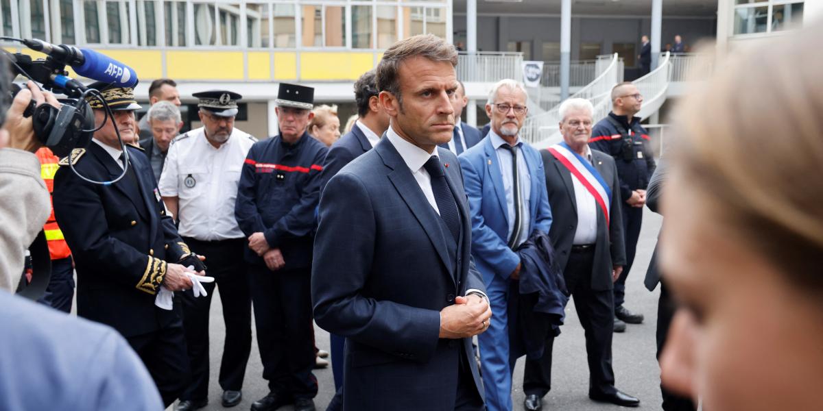 Emmanuel Macron elnök Arrasba látogatott, ahol egy csecsen fiatal a helyi középiskolában halálra késelt egy tanárt, kettőt pedig megsebesített. 2018 óta ez volt a harmadik terrorakció Franciaországban, amelyet egy észak-kaukázusi fiatal hajtott végre