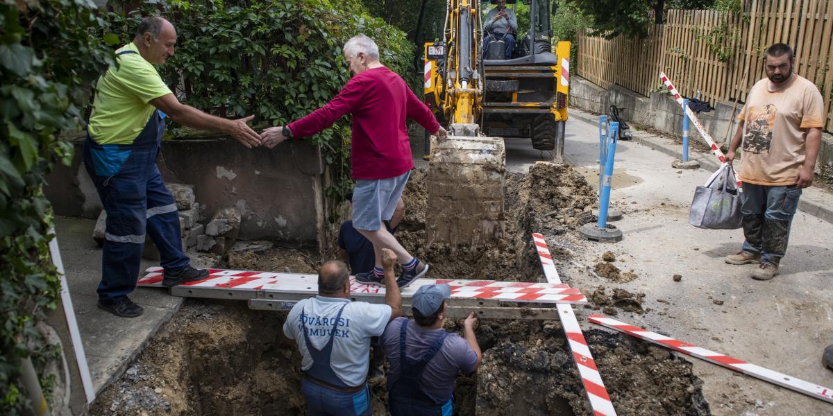 Az évente elkészített számításokból gyorsan kiderülne, mennyi veszteség lenyelésére kényszerítette a kormány a szolgáltatókat a vízdíjak 2013-as befagyasztásával