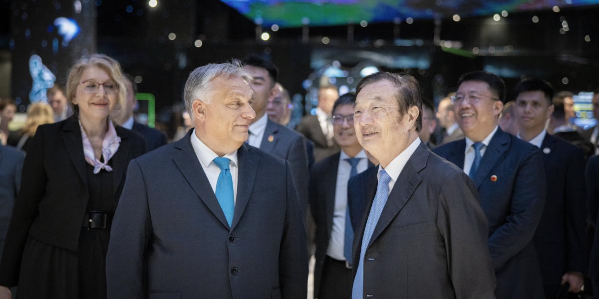 Orbán Viktor miniszterelnök (b) Zsen Cseng-fej alapító-vezérigazgató társaságában látogatást tesz a Huawei sencseni központjában 2023. október 19-én