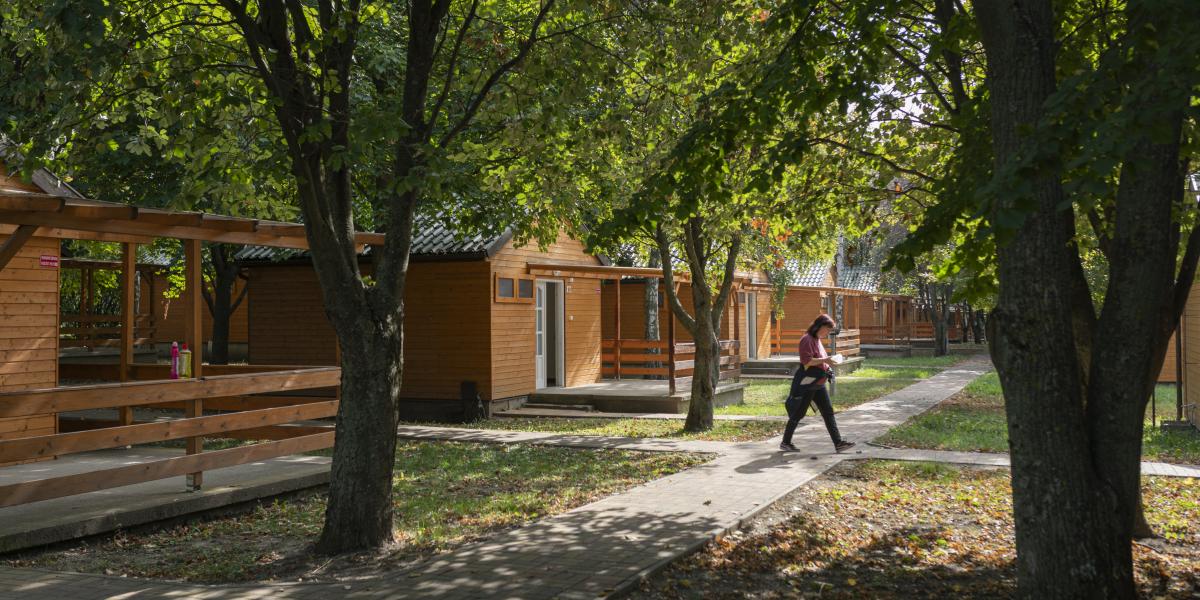 A terület lenyúlik a parti nádasig, közvetlen strandkapcsolata ugyan nincsen, ám a panoráma verhetetlen, csodálatos a kilátás a Kerekedi-öbölre