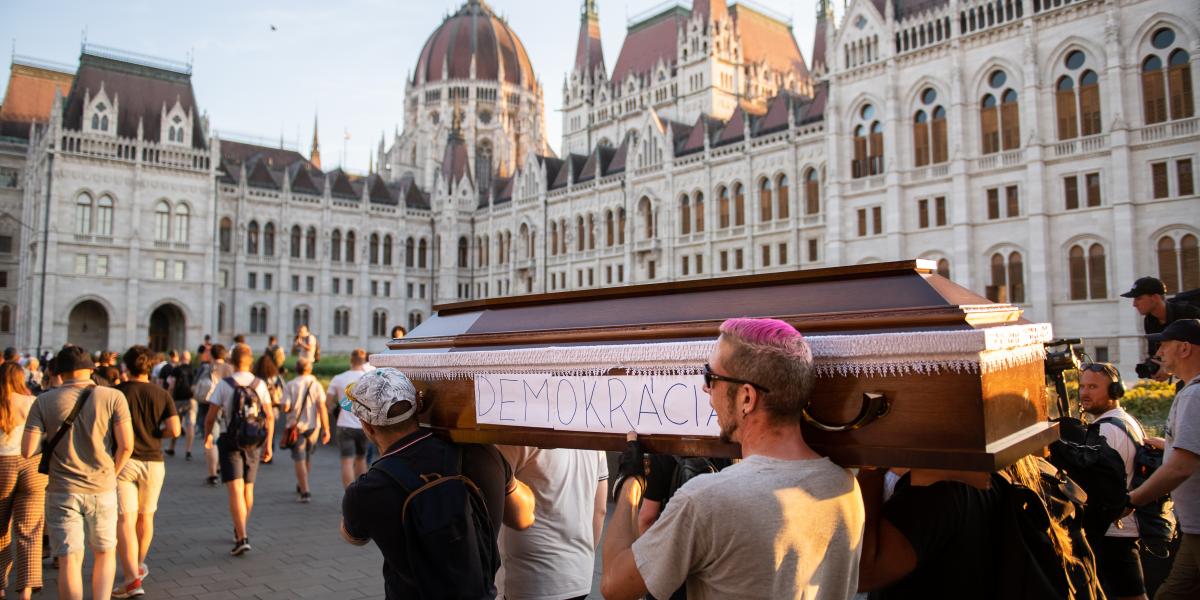 Szó sincs arról,
hogy a magyar
nép – vagy
bármely más
társadalom – alkalmatlan
– vagy
netán éretlen –
lenne a demokráciára