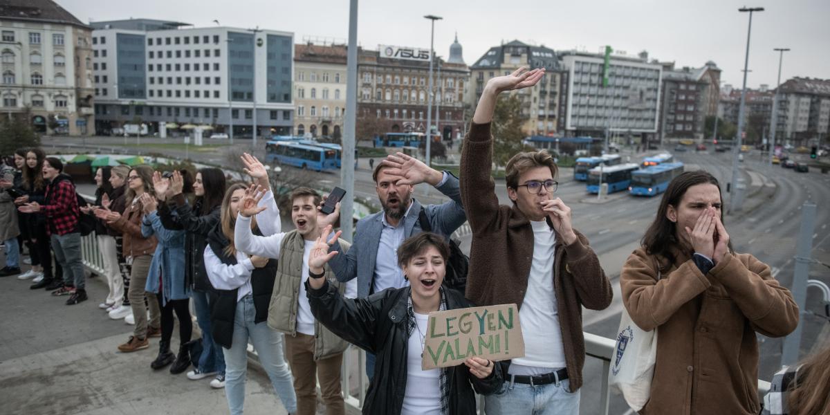 A magyar fiataloknál a többi között a lakhatás megfizethetősége vagy a minőségi egészségügyi ellátás elérhetősége jelent nagy problémát