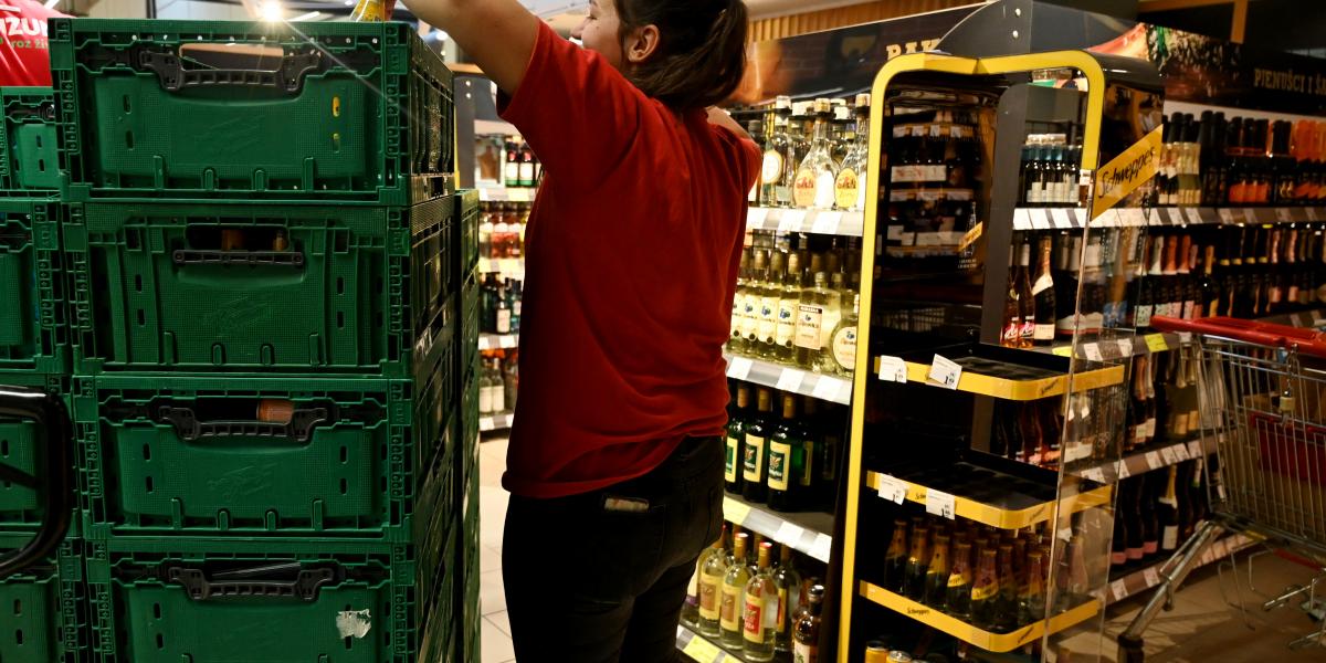 Visszapakolják a polcokról a Coca-Cola termékeit egy zágrábi boltban.