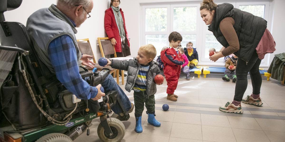 Zsolt bácsi bevonja az óvodásokat a közös játékba, fokozatosan feloldódnak, és egyre bátrabban vesznek részt a foglalkozáson