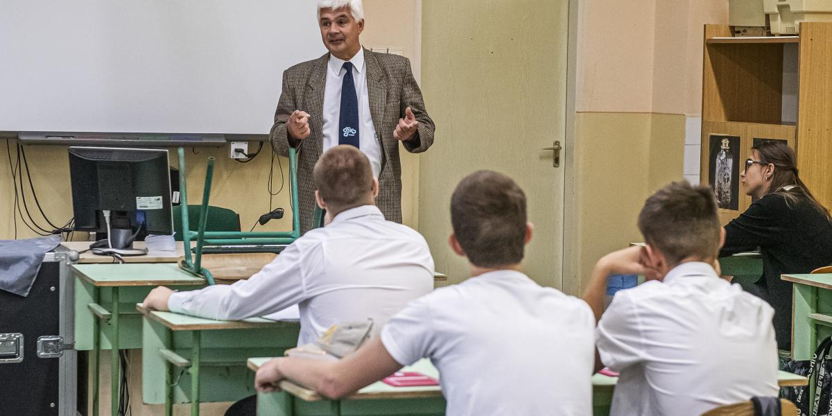 Tanítani kifulladásig. Hiányszakmák képviselőit, tanárokat, orvosokat, nővéreket, szerelőket a társadalmi igény is sokáig a pályán tarthat