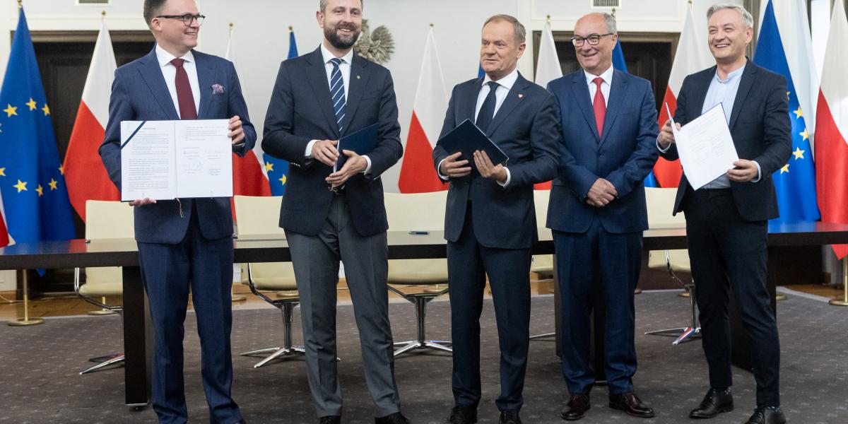 A leendő lengyel kormány (középen az ellenzék miniszterelnök-jelöltje, Donald Tusk) mélyreható változásokat tervez