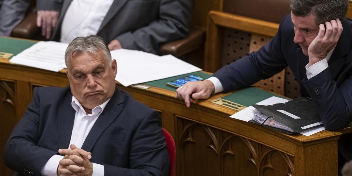 Orbán Viktor és a Fidesz frakcióvezetője, Kocsis Máté. A szerep­osztás a régi, a képviselőcsoport önálló akaratáról szóló hírek alighanem fake news kategóriába esnek