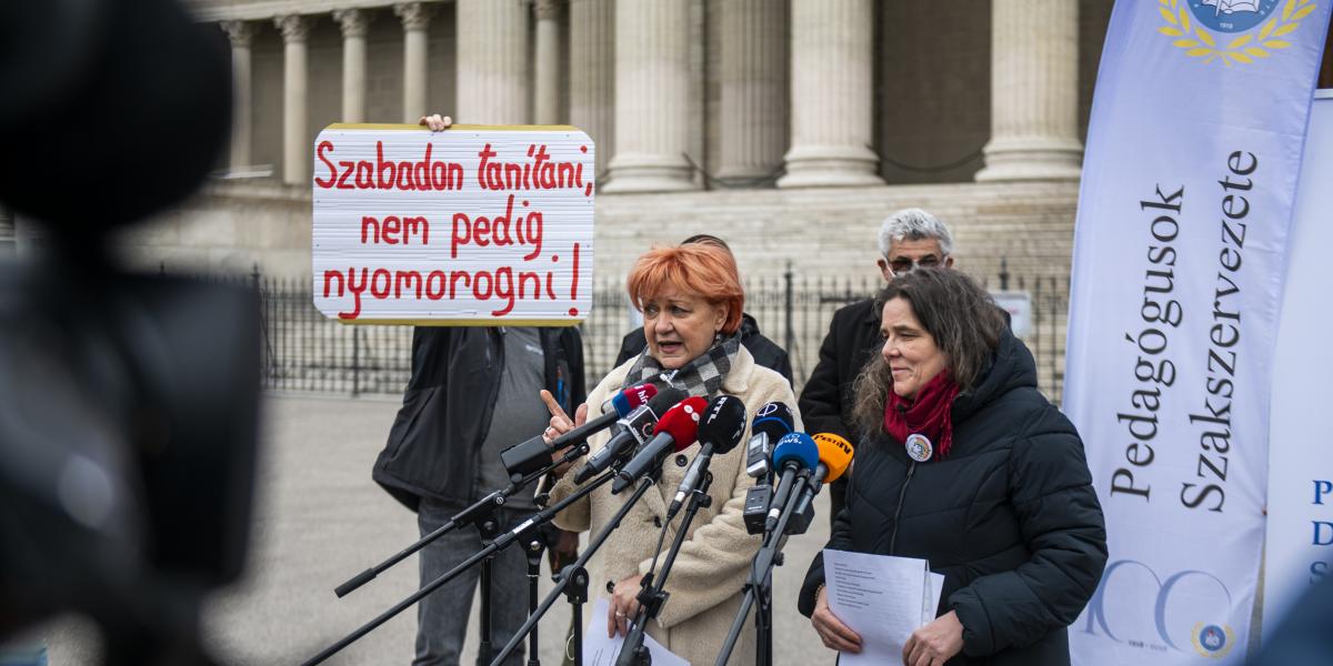 Szabó Zsuzsa (PSZ) és Nagy Erzsébet (PDSZ) a tavaly januári demonstráción