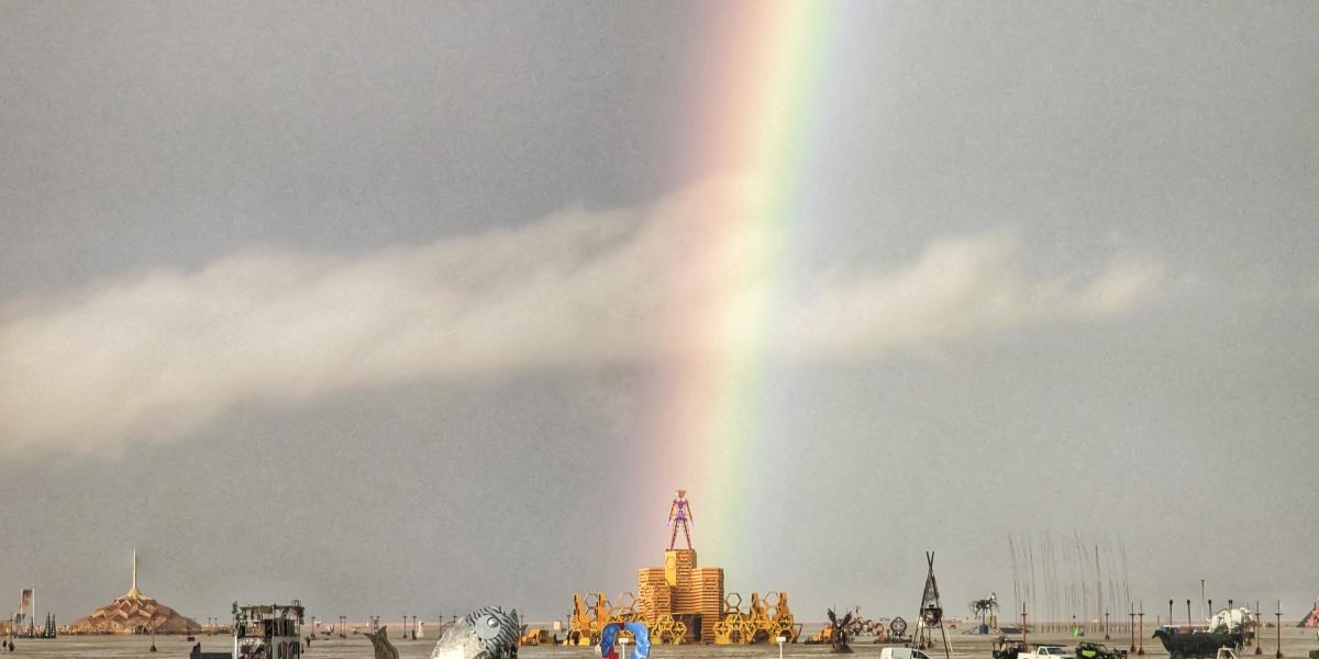 Szivárvány szeptember 1-jén, miután heves esőzések sárgödörré változtatták a Burning Man fesztivál helyszínét a nevadai Black Rock sivatagban