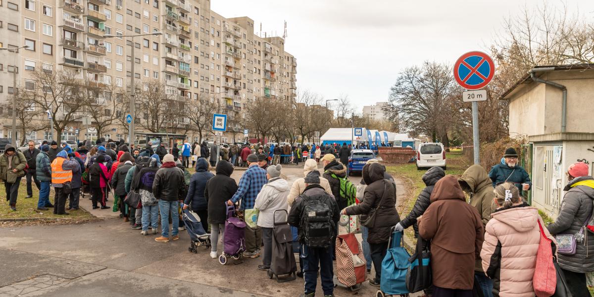 Ételosztás Csepelen az Ökumenikus Segélyszervezet szervezésében