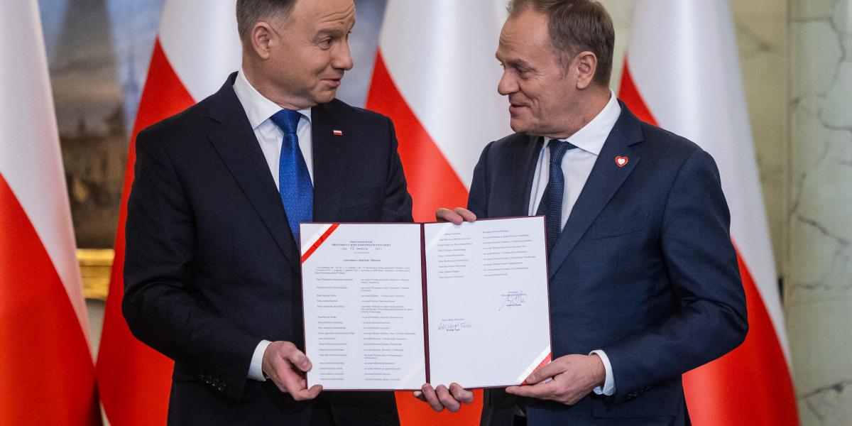 Andrzej Duda (balra) és Donald Tusjk 2023. december 13-án az új lengyel kabinet beiktatásakor