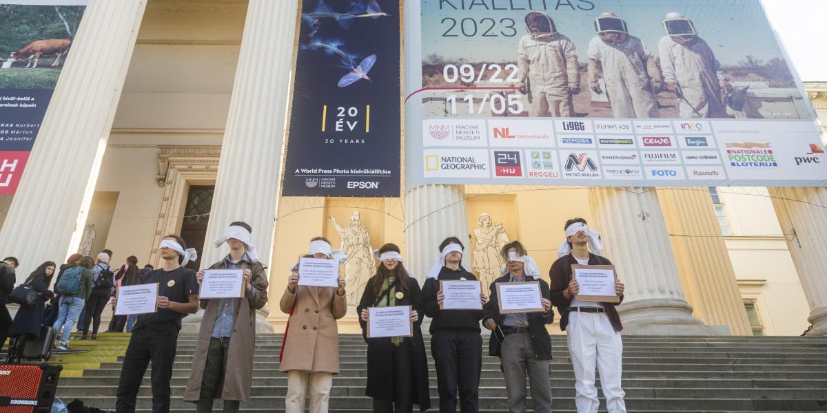 Az Egységes Diákfront ifjúsági szervezet tagjai a Nemzeti, majd a Néprajzi Múzeumnál is demonstráltak a művészet szabadságáért