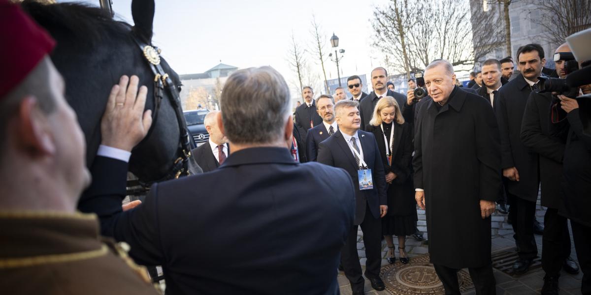 Orbán Viktor miniszterelnök egy nóniusz lovat ajándékoz Recep Tayyip Erdogan török elnöknek