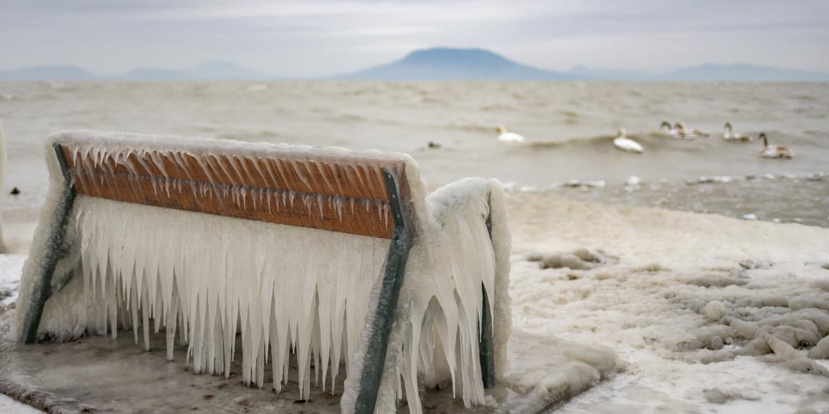 Jég borít egy padot a Balaton partján, a balatonfenyvesi szabadstrandon 2024. január 9-én