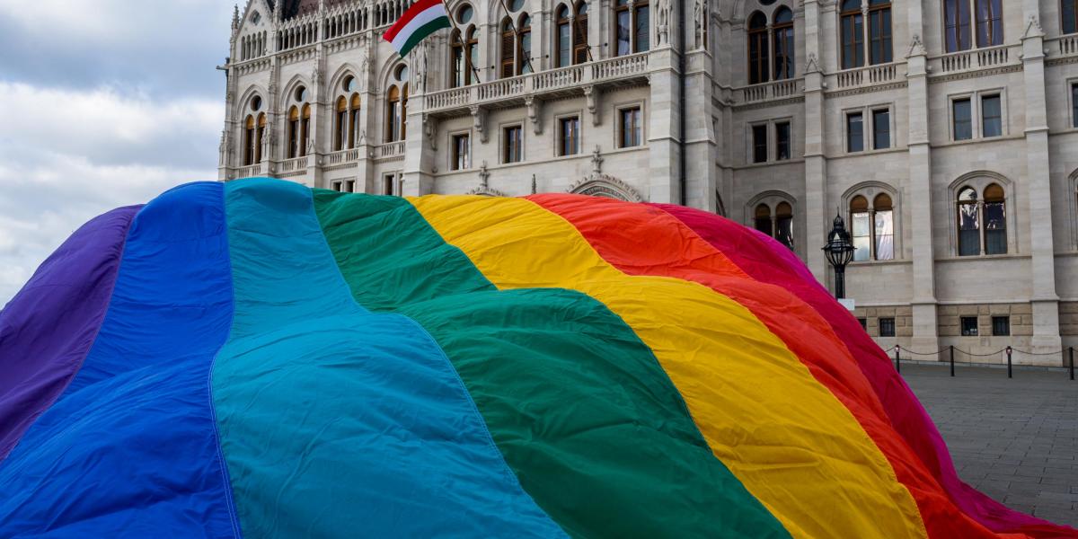 2022. január 21. Szivárvány zászló a Parlament előtt Budapest Pride sajtótájékoztatóján