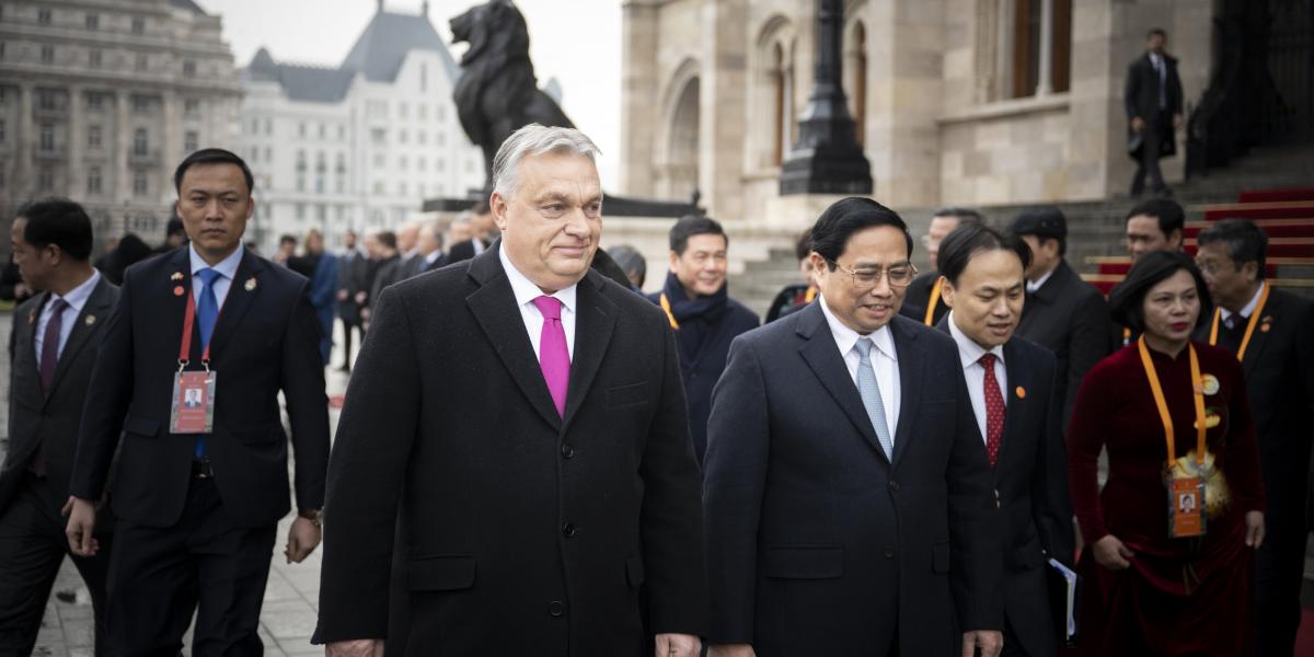 Orbán Viktor, Pham Minh Chinh és a vietnami delegáció az Országház előtt 